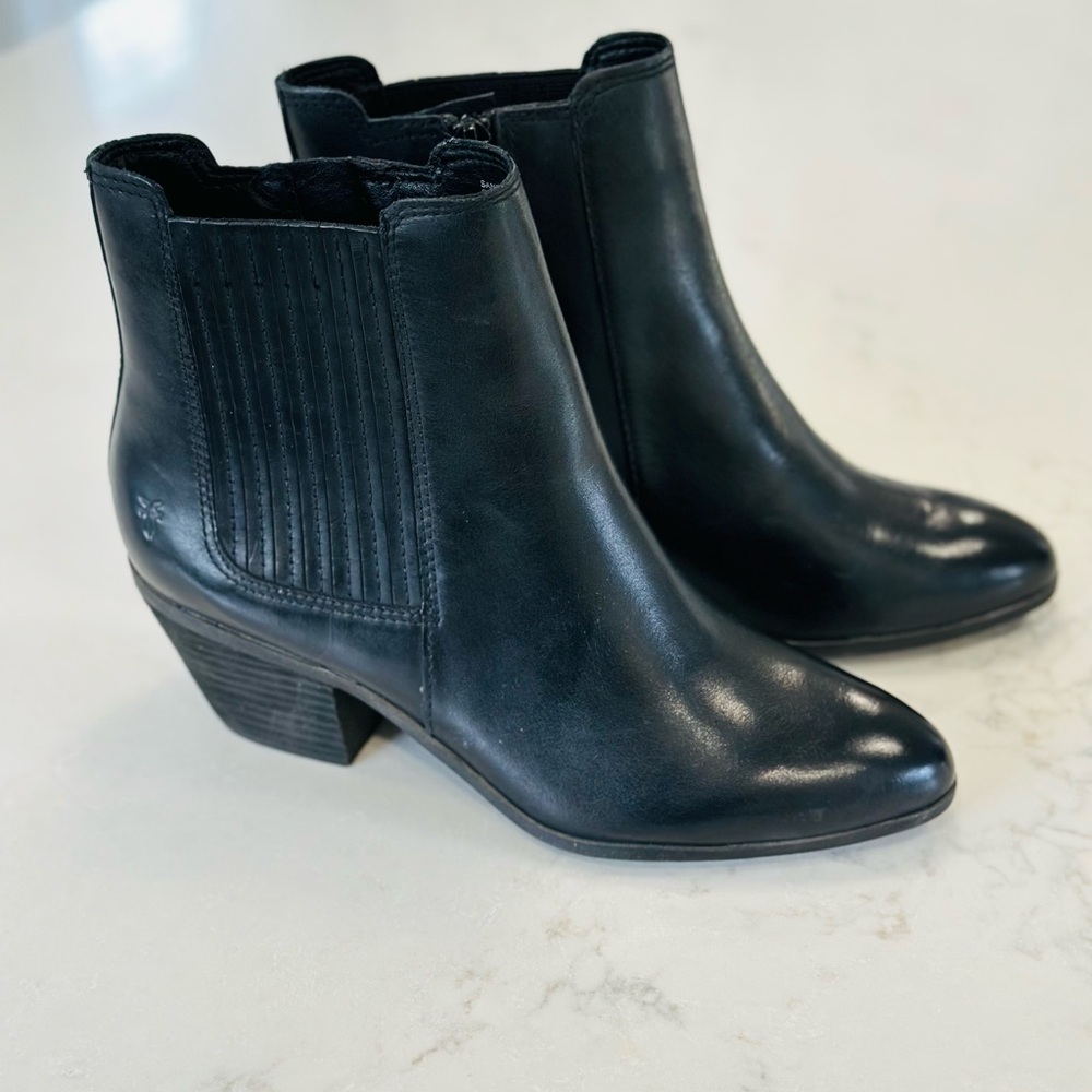 Frye Sandra Chelsea Black Leather Block Heel Western Ankle
Boot Size 8.5 NWOT